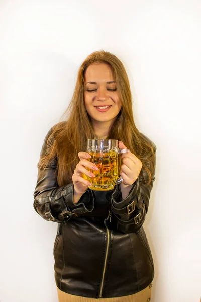 Jovem Mulher Bonita Com Uma Caneca Cerveja — Fotografia de Stock