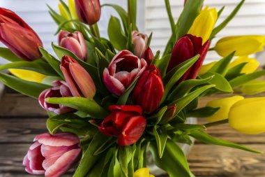 Bahar Çiçekleri Buketi Kırmızı ve Sarı laleler
