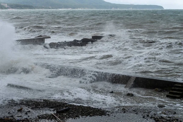 Буря Черном Море Волны Разбивающиеся Берег Коричневая Вода — стоковое фото