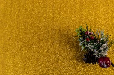 Yılbaşı ve yeni yıl dairesi fotokopi alanı ve altın bir arka planda yeni yıl oyuncağıyla yatıyordu.