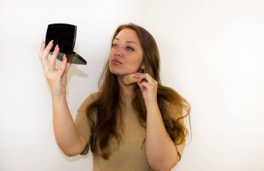 Makyajlı, pudralı, rujlu, rimeli olan güzel bir kadın.