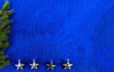 Yılbaşı ve yeni yıl dairesi fotokopi alanı ve mavi arka planda yeni yıl oyuncağıyla yatıyordu.