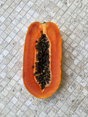 Beyaz arka planda tropikal meyve papyya fotoğrafı, izole