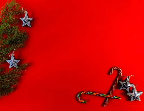 クリスマスと新年のフラットは赤い背景にコピースペースとレイアウト — ストック写真
