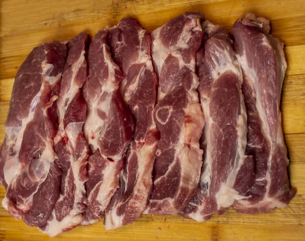 Carne Cerdo Moldeada Cebollas Tablero Sobre Mesa —  Fotos de Stock