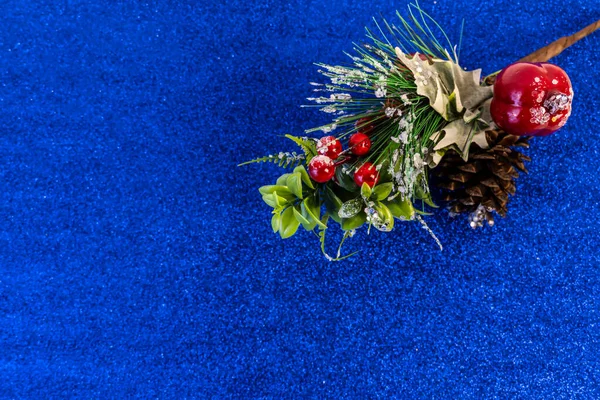 Yılbaşı ve yeni yıl dairesi fotokopi alanı ve mavi arka planda yeni yıl oyuncağıyla yatıyordu.