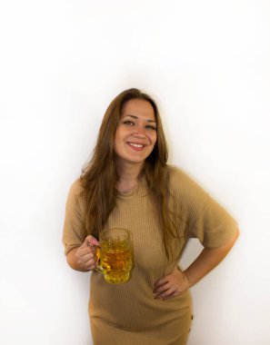 Bir kupa birayla genç ve güzel bir kadın.