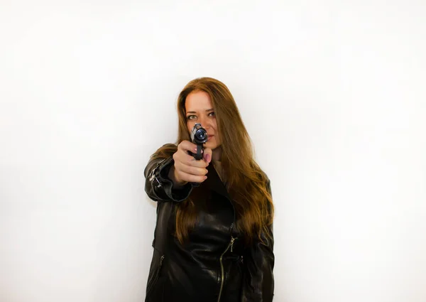 銃を持った若い美しい女性は — ストック写真