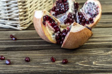 Sepette nar ve ahşap bir arka planda masa..