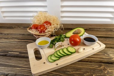 Masada domates, salatalık ve avokado, zeytinyağı ve balzamik sirke, sarımsak, sebze, vejetaryenlik, sağlıklı beslenme