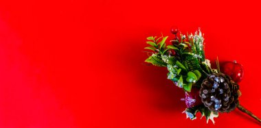 Yılbaşı ve yeni yıl dairesi kırmızı arkaplanda kopyalama alanı ile yatıyordu