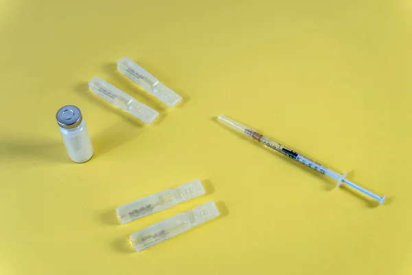 Covid Dan Tıbbi Tema Aşılar Için Düz Yerde Laç Aşı — Stok fotoğraf