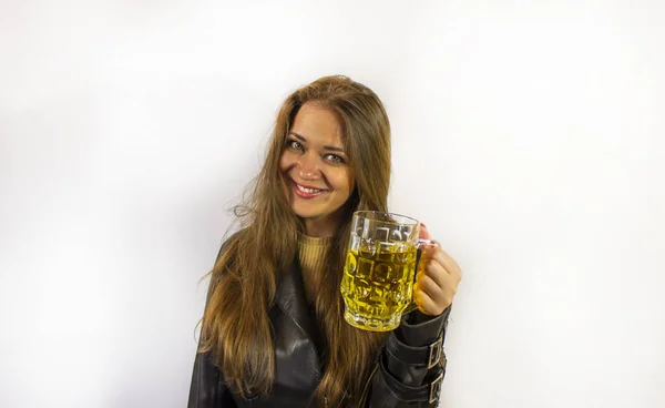 Jovem Mulher Bonita Com Uma Caneca Cerveja — Fotografia de Stock