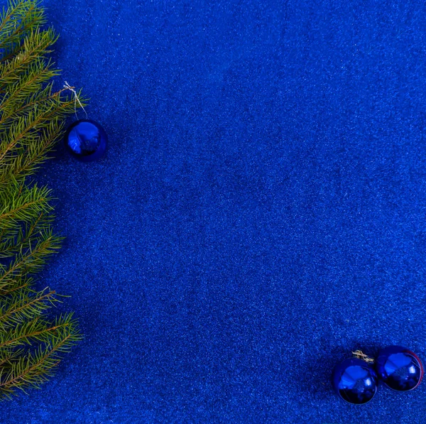 圣诞节和新年平平静静地躺着 有复制的空间 还有一个蓝色背景的新年玩具 — 图库照片