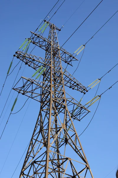 Ligne électrique et ciel bleu — Photo