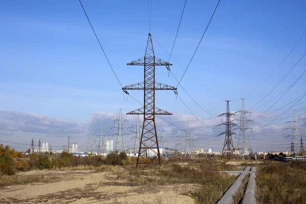 Ligne électrique et ciel bleu — Photo