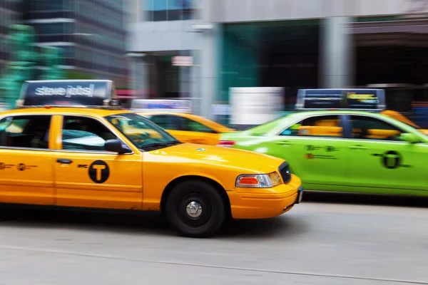 Gelbe und grüne Fahrerkabine in Manhattan, NYC — Stockfoto