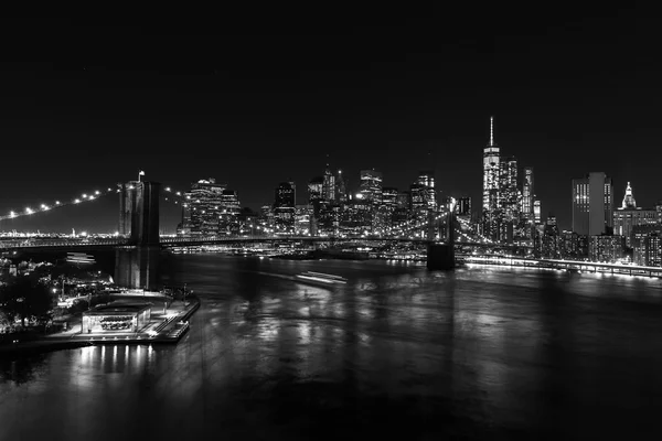 Black and white picture of the skyline of Manhattan, NYC at night — Stock Photo, Image