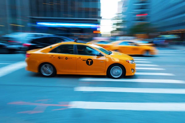 Picture Camera Made Motion Blur Effect Traffic Night Fifth Avenue — Stok Foto