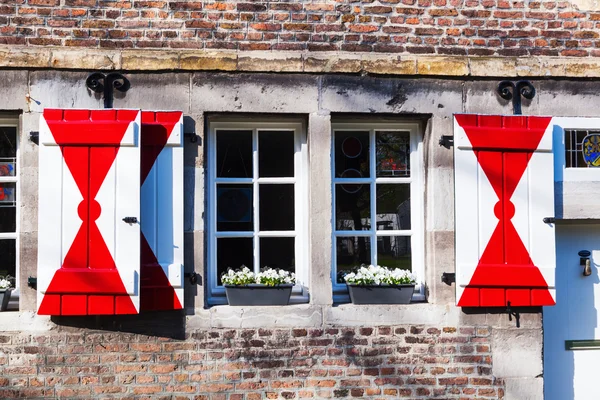 Typický holandský okno v Maastrichtu — Stock fotografie