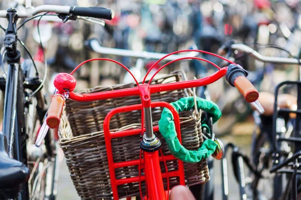 Красный велосипед на стоянке для велосипедов — стоковое фото