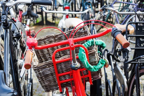 Bicicleta roja en un estacionamiento de bicicletas — Foto de Stock