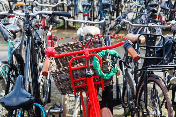 Vélo rouge sur un parking à vélos — Photo