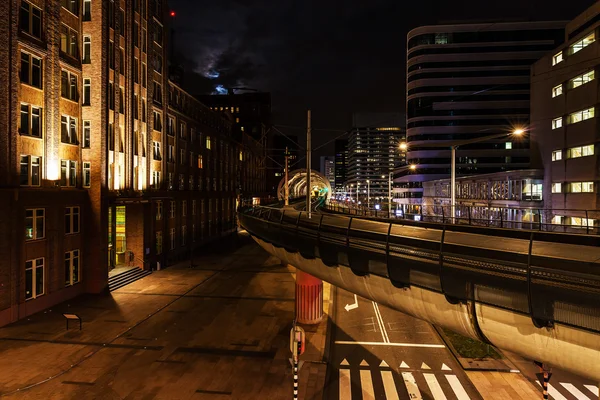 Netkous-viaduct en Randstadrail station in Den Haag, Nederland, in de nacht — Stockfoto