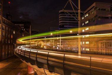 Netkous Viyadüğü ve Lahey, Hollanda, Randstadrail istasyonunda gece