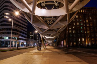 Netkous Viyadüğü ve Lahey, Hollanda, Randstadrail istasyonunda gece