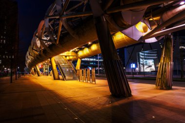 Netkous Viyadüğü ve Lahey, Hollanda, Randstadrail istasyonunda gece
