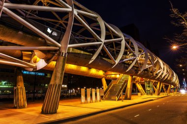 Netkous Viyadüğü ve Lahey, Hollanda, Randstadrail istasyonunda gece
