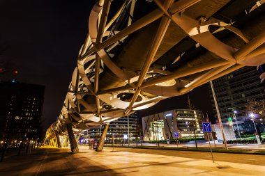 Netkous Viyadüğü ve Lahey, Hollanda, Randstadrail istasyonunda gece
