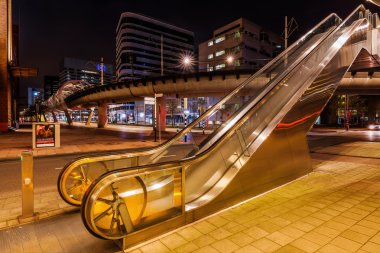 Netkous Viyadüğü ve Lahey, Hollanda, Randstadrail istasyonunda gece