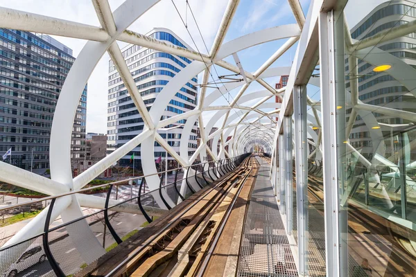 Tram Viadukt bij Beatrixkwartier in Den Haag, Nederland — Stockfoto