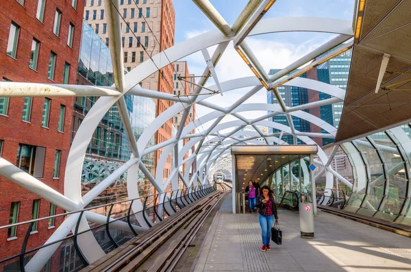 Straßenbahnviadukt bei beatrixkwartier in Den Haag, Niederlande — Stockfoto