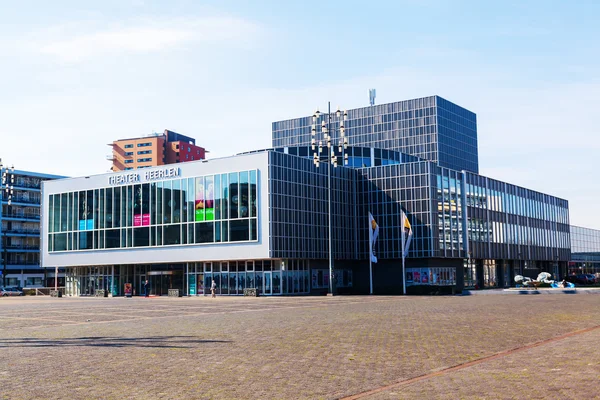 Plaza citys con teatro en Heerlen, Países Bajos — Foto de Stock