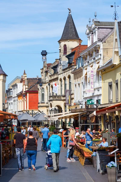 Rue avec restaurants dans la vieille ville de Valkenburg aan de Geul, Pays-Bas — Photo