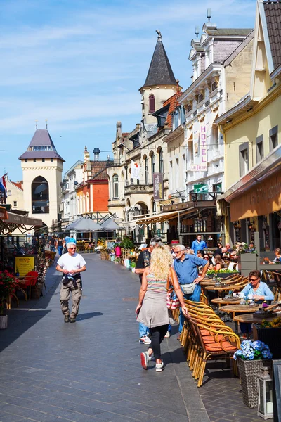 Calle con restaurantes en el casco antiguo de Valkenburg aan de Geul, Países Bajos — Foto de Stock