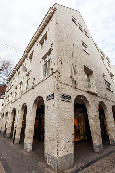 Casa histórica com arcadas comerciais em Maastricht, Países Baixos — Fotografia de Stock