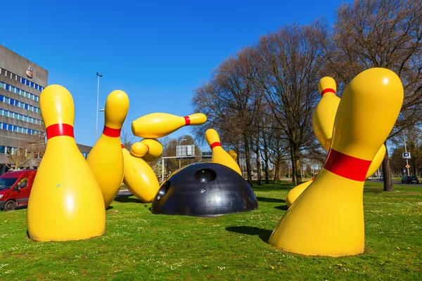 Escultura llamada pines voladores en Eindhoven, Países Bajos — Foto de Stock