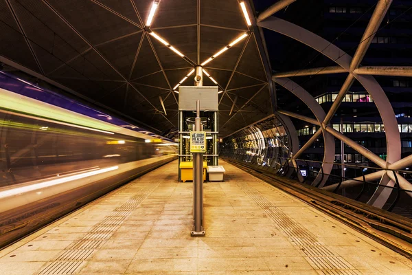 Netkous viaduto e RandstadRail estação em Haia, Holanda, à noite — Fotografia de Stock