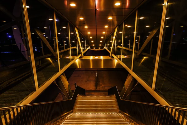 Netkous viaduto e RandstadRail estação em Haia, Holanda, à noite — Fotografia de Stock