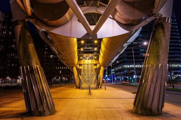 Netkous viaduct och Randstadrail station i Haag, Nederländerna, på natten — Stockfoto