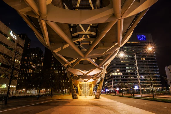 Netkous viaducto y RandstadRail estación en La Haya, Países Bajos, por la noche —  Fotos de Stock