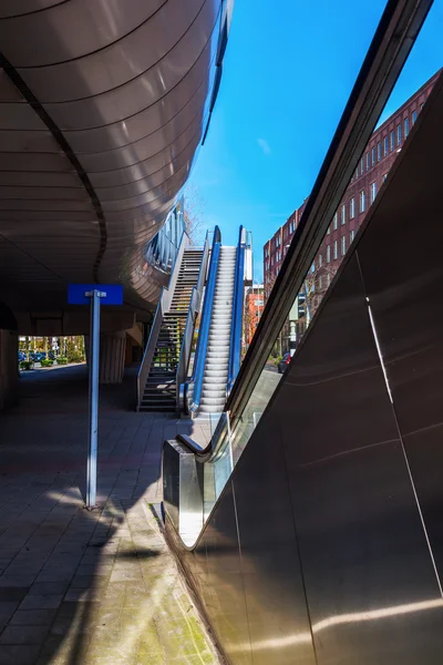 Escadas rolantes em uma estação de eléctrico — Fotografia de Stock