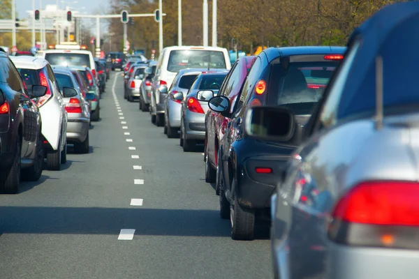 Coches en un atasco de tráfico — Foto de Stock