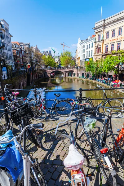 Aan een gracht in Utrecht, Nederland — Stockfoto