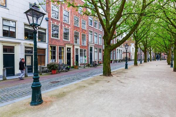 Rua na cidade velha de Leiden, Países Baixos — Fotografia de Stock