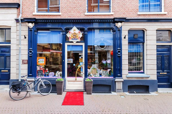 Antigua carnicería en el casco antiguo de Leiden, Países Bajos — Foto de Stock